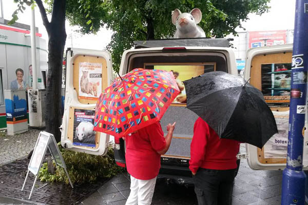 Mausmobil gegen Tierversuche in Magdeburg