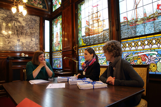 Unterschriftenübergabe gegen Tierversuche in Hamburg