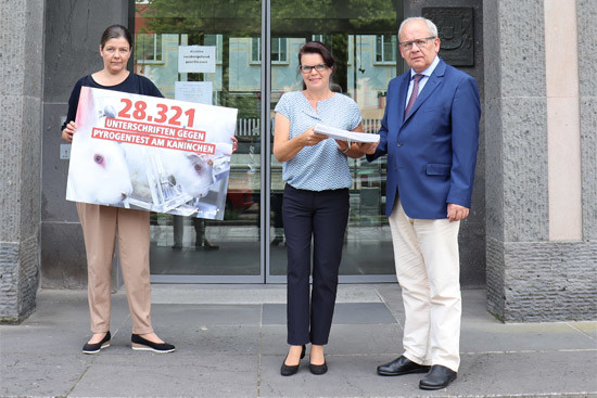 Unterschriftenübergabe gegen Pyrogentest am Kaninchen