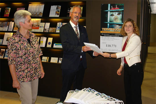 Unterschriftenübergabe gegen Affenhirnforschung in Tübingen