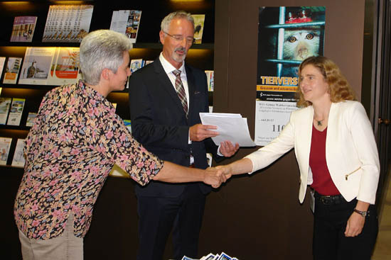 Unterschriftenübergabe gegen Affenhirnforschung in Tübingen