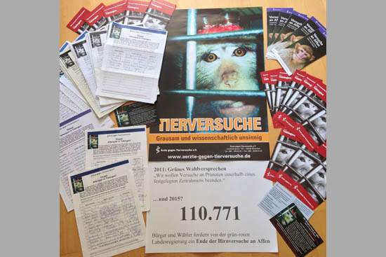Unterschriftenübergabe gegen Affenhirnforschung in Tübingen