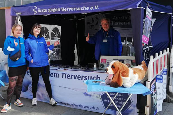 Infostand gegen Tierversuche